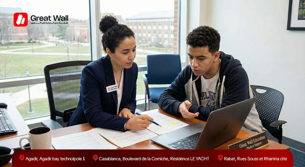 Un agent de Great Wall Education aide un etudiant marocain a ouvrir un compte bancaire chinois ICBC